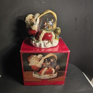 CHRISTMAS SANTA CHECKS HIS LIST Home For The Holidays MUSICAL GLITTER GLOBE